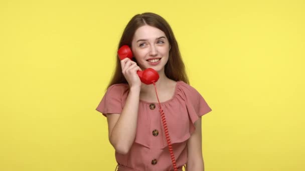 夏のドレスの魅力的な魅力的な女の子は 電話で話している間に動揺し 怒った表情で携帯電話で叫んで 不快な会話をしています 黄色の背景に隔離された屋内ショット — ストック動画