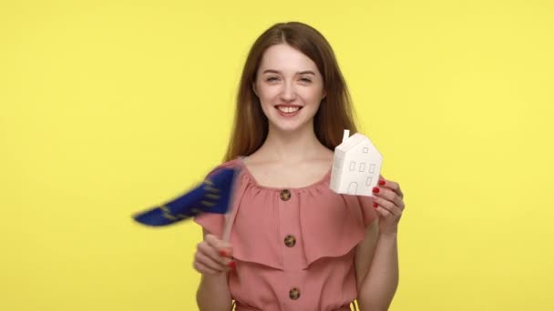 Mujer Cabello Castaño Amigable Vestido Pie Con Casa Papel Bandera — Vídeos de Stock