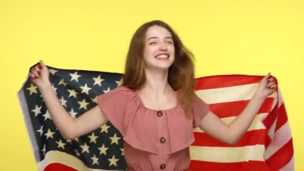 Glückliche Patriotische Frau Mit Braunen Haaren Rosa Kleid Die Flagge — Stockvideo