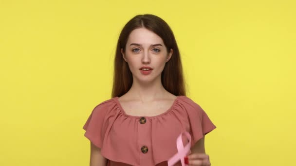 Affascinante Felice Giovane Vestito Rosa Mostrando Nastro Rosa Simbolo Consapevolezza — Video Stock