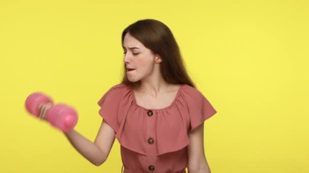 Dumna Brązowłosa Kobieta Sukience Trzymająca Różowe Hantle Będzie Pompować Mięśnie — Wideo stockowe