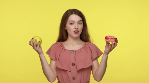 Slanke Aantrekkelijke Vrouw Met Donut Verse Appel Het Maken Van — Stockvideo