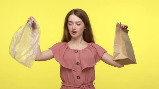 Protecção Ambiente Jovem Mulher Vestido Fazendo Escolha Entre Pacote Plástico — Vídeo de Stock