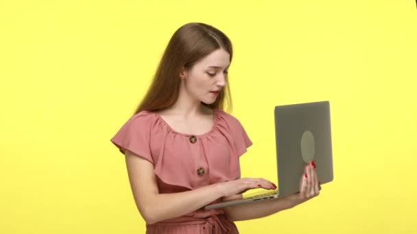 Leende Kvinna Bär Rosa Klänning Med Positiva Känslor Arbetar Laptop — Stockvideo