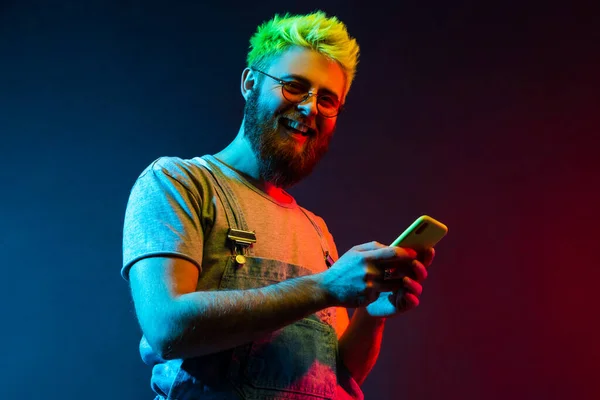 Homem Hipster Feliz Com Barba Cabelo Verde Olhando Para Câmera — Fotografia de Stock