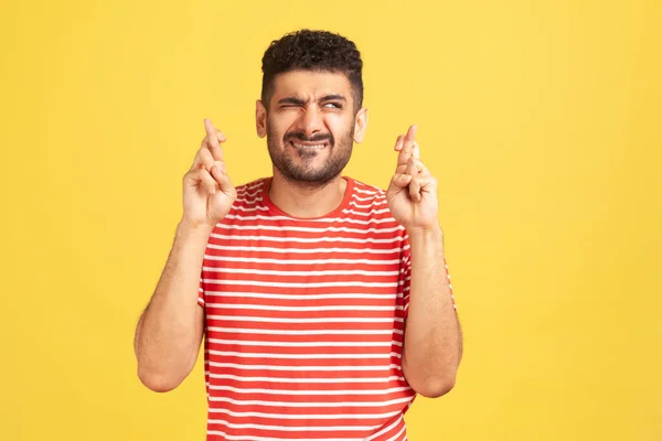 Divertido Hombre Esperanzado Con Barba Camiseta Rayas Cruzando Los Dedos — Foto de Stock