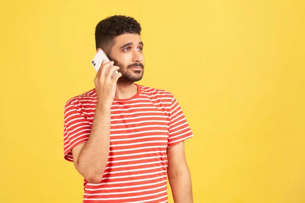 Serieuze Man Met Baard Rood Gestreept Shirt Met Telefoon Buurt — Stockfoto