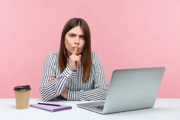 Wees Stil Serieuze Brunette Vrouw Gestreept Shirt Zittend Het Werk — Stockfoto