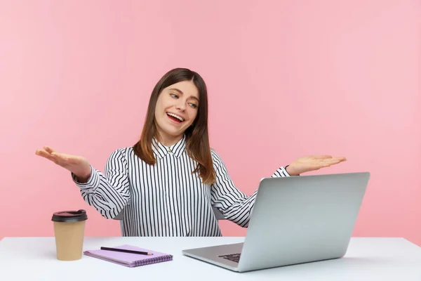 Aardige Open Vrouw Kantoormedewerker Zit Werkplek Kijken Naar Laptop Scherm — Stockfoto