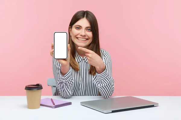 Çizgili Tişörtlü Mutlu Kadın Boş Beyaz Ekranlı Akıllı Telefonu Işaret — Stok fotoğraf