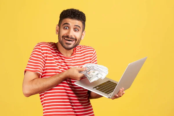 Ευτυχισμένος Χαρούμενος Άνθρωπος Γενειάδα Ριγέ Shirt Κρατώντας Φορητό Υπολογιστή Και — Φωτογραφία Αρχείου