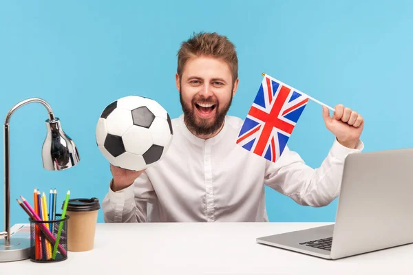 Mutlu Gülümseyen Sakallı Adam Futbol Fanatiği Seviniyor Top Tutan Favori — Stok fotoğraf