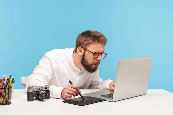 Concentrated Bearded Man Designer Drawing Professional Tablet Looking Laptop Display — Stock Photo, Image