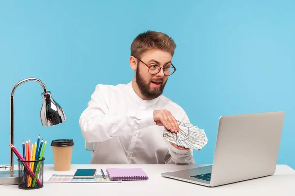 Glad Rik Man Kontorsarbetare Visar Kul Med Dollar Kameran Laptop — Stockfoto