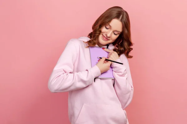 Retrato Una Adolescente Rizada Feliz Sudadera Con Capucha Sosteniendo Cuaderno —  Fotos de Stock