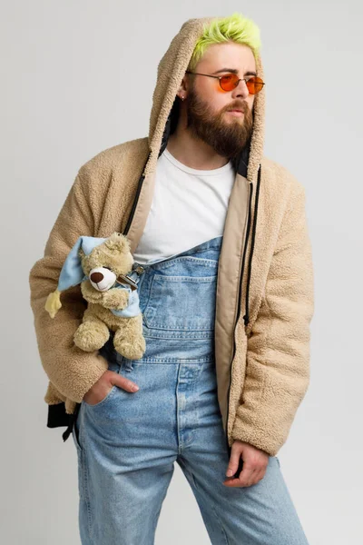 Attraktives Bärtiges Männermodel Mit Modischem Verschluss Trägt Teddybär Als Accessoire — Stockfoto