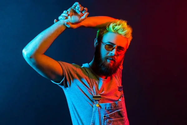 Homem Jovem Hipster Bonito Com Barba Cabelo Verde Vestindo Macacão — Fotografia de Stock