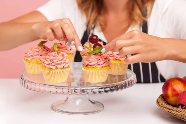 Close Shot Muitos Cupcakes Doces Placa Grama Padeiro Decorando Doces — Fotografia de Stock