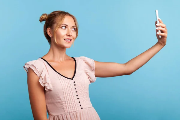 Perfil Bela Mulher Loira Vestido Verão Segurando Smartphone Mão Blogueira — Fotografia de Stock