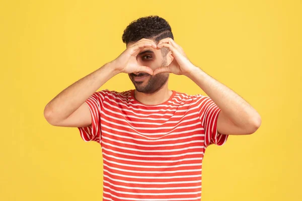 Hombre Enamorado Romántico Con Barba Camiseta Rayas Mirando Dentro Del — Foto de Stock