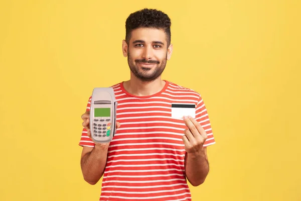 Hombre Sonriente Con Barba Camiseta Rayas Sosteniendo Mostrando Terminal Pago — Foto de Stock