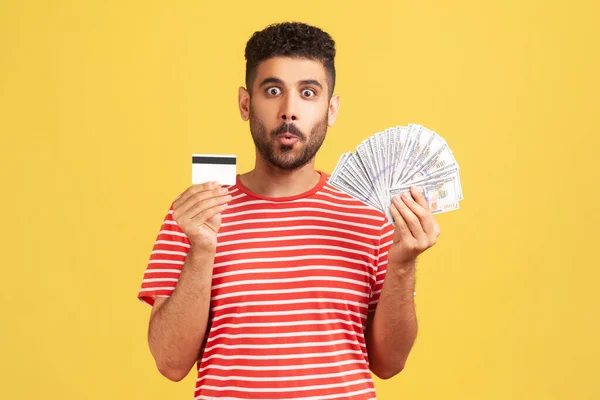 Megdöbbent Szakállas Férfi Csíkos Pólóban Készpénzzel Hitelkártyával Meglepve Pénzvisszafizetéssel Valutaváltással — Stock Fotó
