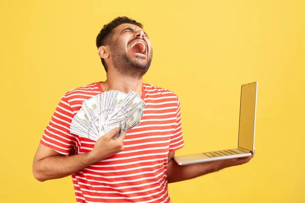 Extreem Blij Opgewonden Man Gestreept Shirt Schreeuwen Lachen Holding Laptop — Stockfoto