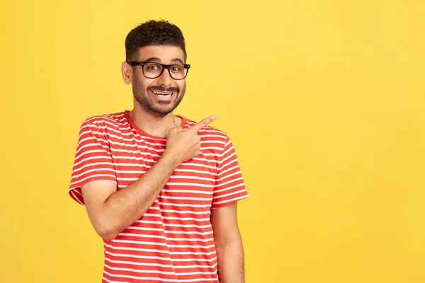 Olha Para Publicidade Homem Barbudo Positivo Camiseta Listrada Apontando Dedo — Fotografia de Stock