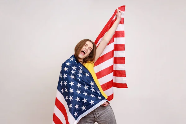 Dalgalı Saçlı Güzel Bir Genç Kız Amerikan Bayrağını Sarıp Sarmalıyor — Stok fotoğraf