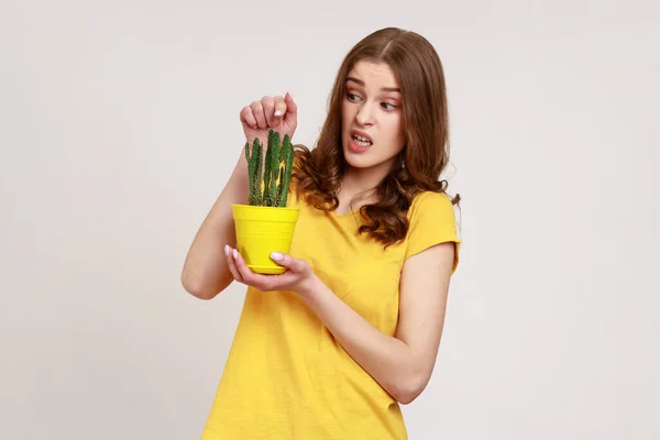 Mulher Bonita Nova Com Cabelo Ondulado Segurando Vaso Flores Com — Fotografia de Stock