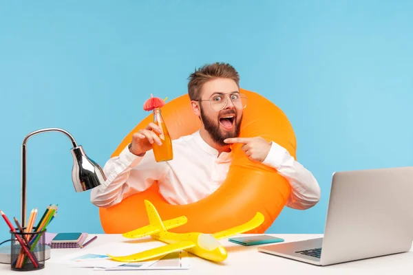 Spännande Man Kontorsarbetare Sitter Arbetsplatsen Med Gummi Livboj Och Leksak — Stockfoto