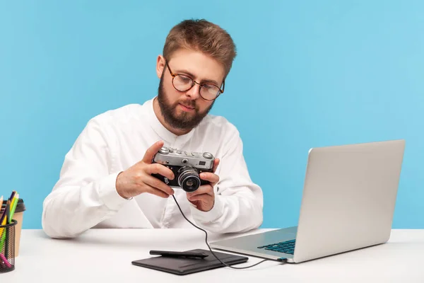 Concentrated Male Photographer Eyeglasses Connecting Retro Photo Camera Laptop Receive — Stock Photo, Image