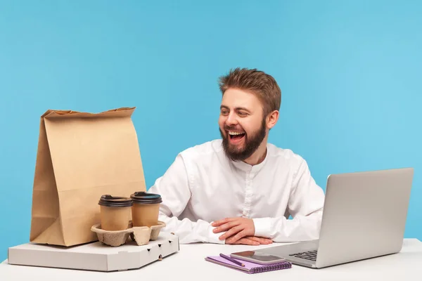 Mutlu Ofis Çalışanı Pizza Kutusuna Bakıyor Kahve Fincanı Kağıt Poşet — Stok fotoğraf