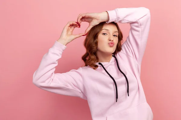 Retrato Atractiva Joven Hembra Con Pelo Morena Haciendo Forma Corazón —  Fotos de Stock