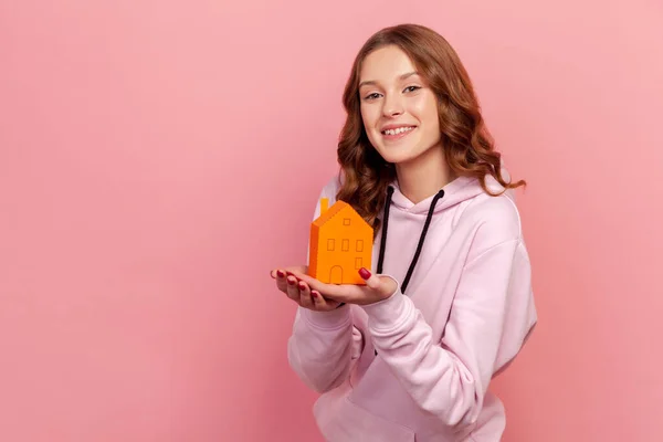 Portret Van Een Gelukkig Tienermeisje Met Een Capuchon Haar Handen — Stockfoto