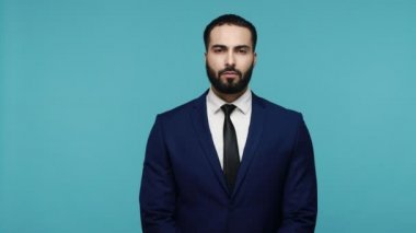 Üzgün sakallı adam siyah takım elbise giyiyor, kötü haberler duyuyor, yere bakıyor, hayal kırıklığına uğruyor, iş veya özel hayatındaki sorunlar yüzünden üzgün..