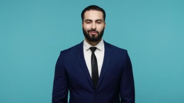 Ben buyum! Siyah takım elbiseli, gururlu, esmer, sakallı ve sakallı bir adam mutlu bir şekilde gülümseyip kendini işaret ediyor. Kendinden emin, egoist bir insan. Mavi arka planda kapalı stüdyo çekimi.