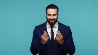 Resmi takım elbiseli, sakallı hoş görünümlü esmer adam. Büyük gelir planlayan ve kurnaz bir gülümseme takınan para hareketini gösteriyor. Mavi arka planda kapalı stüdyo çekimi.
