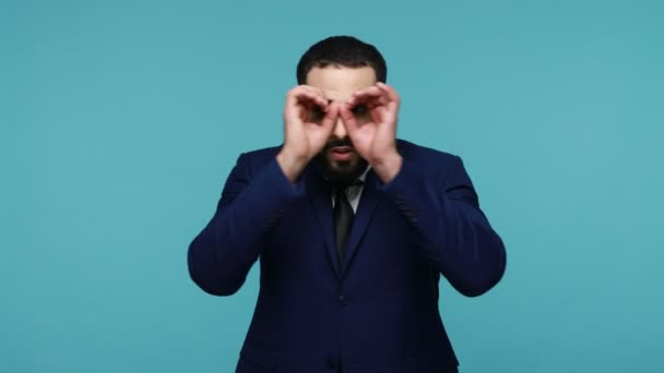 Zvědavý Překvapený Vousatý Muž Černém Obleku Který Dívá Prsty Oči — Stock video