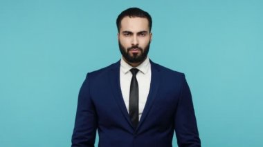 İçkili araba kullanma. Sakallı iş adamı boş alkollü içecek şişesi gösteriyor ve dur işareti, uyarı ve endişe verici, sağlıklı yaşam tarzını tercih ediyor. Mavi arka planda kapalı stüdyo çekimi.