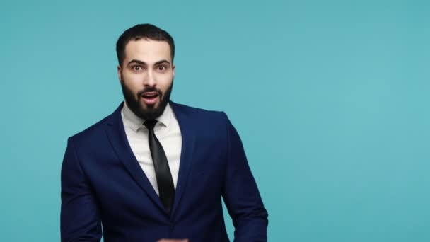 Увага Реклами Здивований Молодий Бородатий Чоловік Офіційному Костюмі Вказує Бік — стокове відео