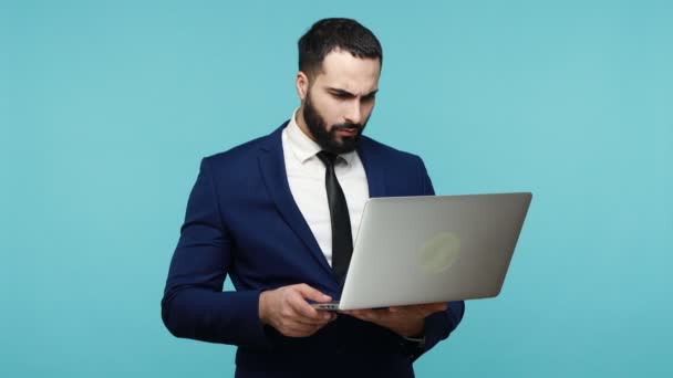 Přemýšlivý Brunet Muž Podnikatel Pracující Přes Notebook Nosí Oblek Přemýšlí — Stock video