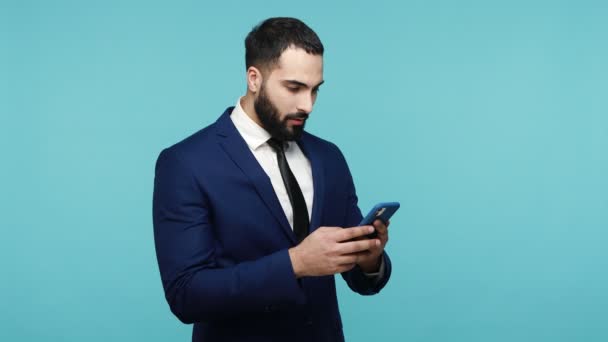 Glücklich Aufgeregter Bärtiger Mann Schwarzen Anzug Benutzt Modernes Handy Gestikuliert — Stockvideo