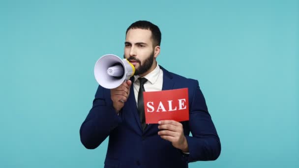 Joven Hombre Guapo Con Barba Traje Anunciando Grandes Noticias Tarjeta — Vídeos de Stock