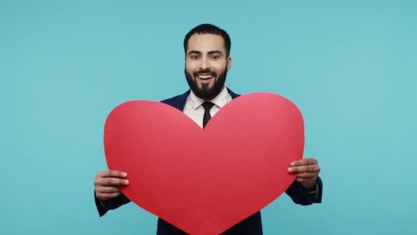 San Valentín Guapo Hombre Barbudo Alegre Traje Negro Sosteniendo Gran — Vídeos de Stock