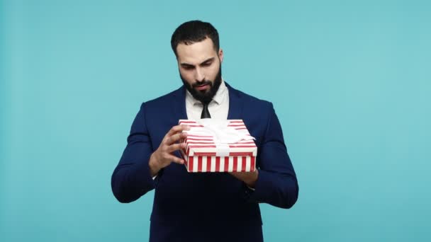 Empresário Barbudo Atraente Desempacotar Caixa Presente Com Expressão Facial Saída — Vídeo de Stock