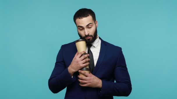 Fatigué Somnolent Homme Barbu Adulte Costume Noir Formelle Détient Pile — Video