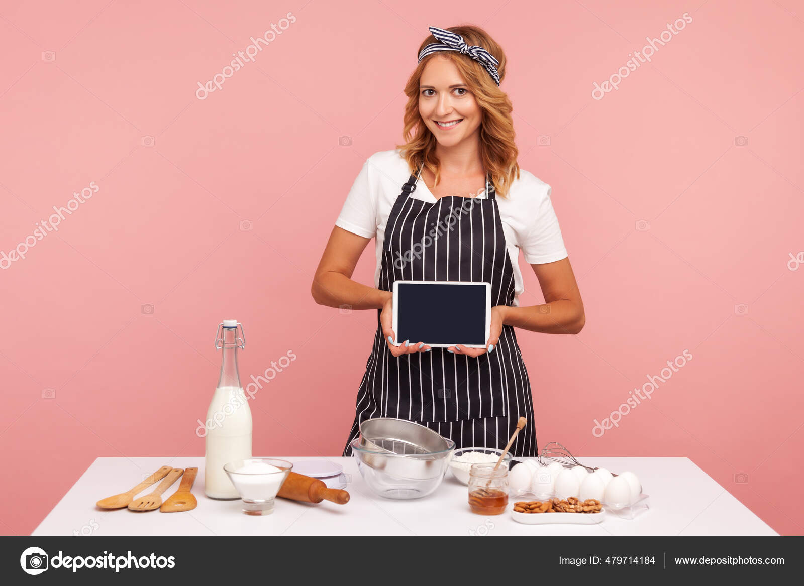 Femme Chef Cuisinier Ou Boulanger En Tablier Rayé, T-shirt Blanc