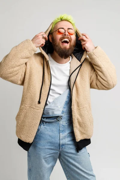 Jeune Homme Barbu Extrêmement Heureux Portant Une Combinaison Une Veste — Photo