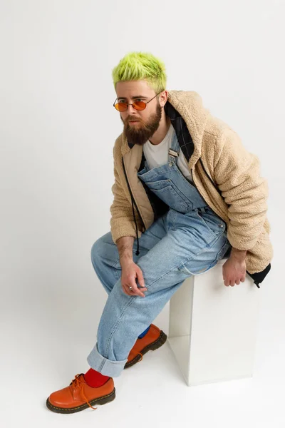 Preocupado Homem Atraente Veste Trajes Elegantes Óculos Olhando Para Longe — Fotografia de Stock